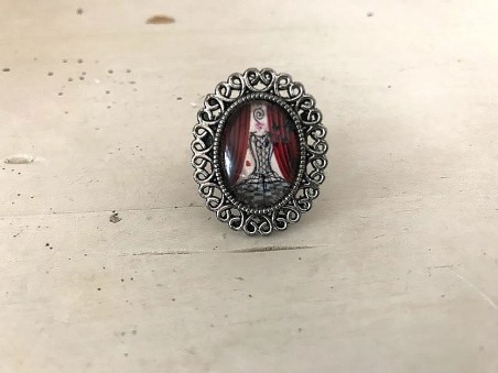 Bague réglable au motif mannequin rétro et rideux rouges
