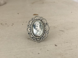 Bague réglable au motif jeune fille rétro