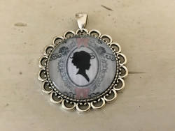 Pendentif rétro au médaillon silhouette