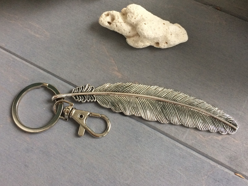 Porte clés original et bijou de sac avec une breloque grande plumes métal