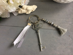 Porte clés original à la clé rétro et perle à facettes