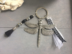 Porte clé libellule stylisée, perles à facettes noires