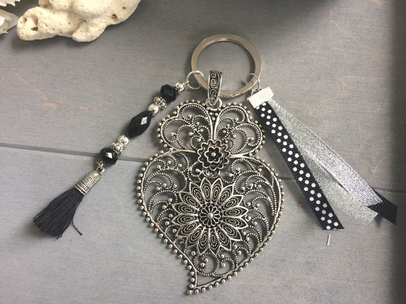 Porte clés original au filigrane stylisé style rétro