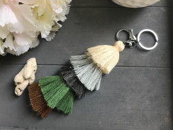 Bijou de sac et porte clés multi pompons multicolores