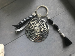Porte clés fait main au médaillon rond en métal et breloques