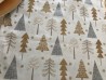 Chemin de table de Noël avec sapins et flocons de neige