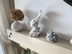 Décoration oiseau à poser gris et blanc givré