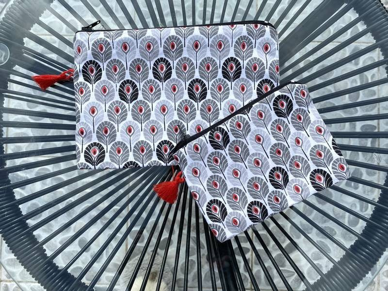 Pochette de sac aux fleurs stylisées rouges, gris et noires