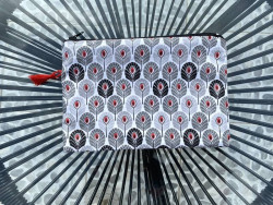Pochette de sac aux fleurs stylisées rouges, gris et noires
