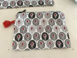 Porte monnaie aux fleurs stylisées rouges, gris et noires