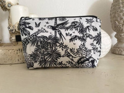 Trousse à maquillage imprimée savane noire sur fond blanc