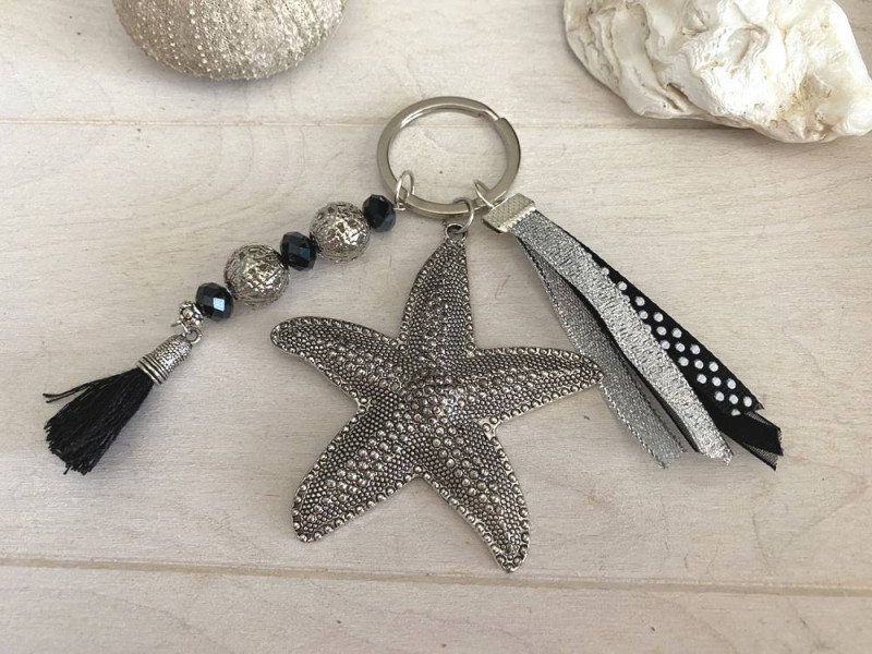 Porte clés original à l'étoile de mer et rubans noirs
