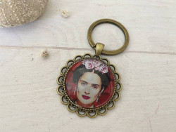 Porte clés vintage Frida KAHLO coloris bronze sur fond rouge vif