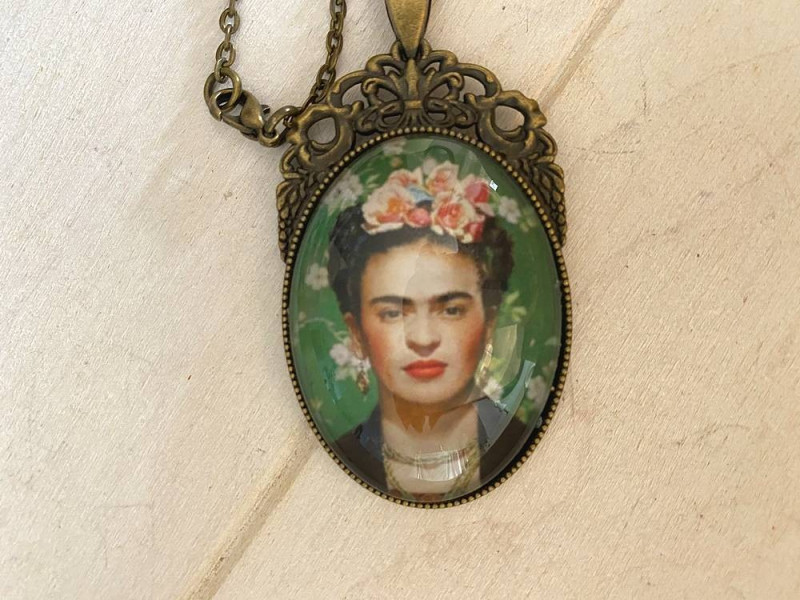 Sautoir fantaisie au pendentif Frida KAHLO