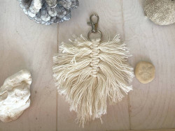 Bijoux de sac feuille en macramé coloris beige