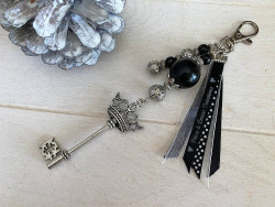 Bijou de sac fantaisie à la clé rétro couronnée et perles noires