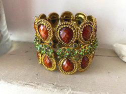 Bracelet manchette doré et perles vertes ajustable