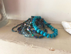 Bracelet bohème multirangs dans les tons de bleu